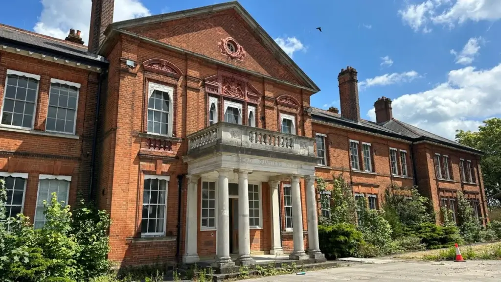 Weston Homes has acquired the former military headquarters in Aldershot, Hampshire with plans to create 34 apartments and cottages.